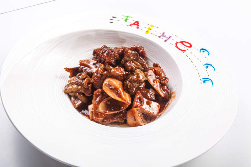 白色瓷盤裝的醬燜牛仔骨
