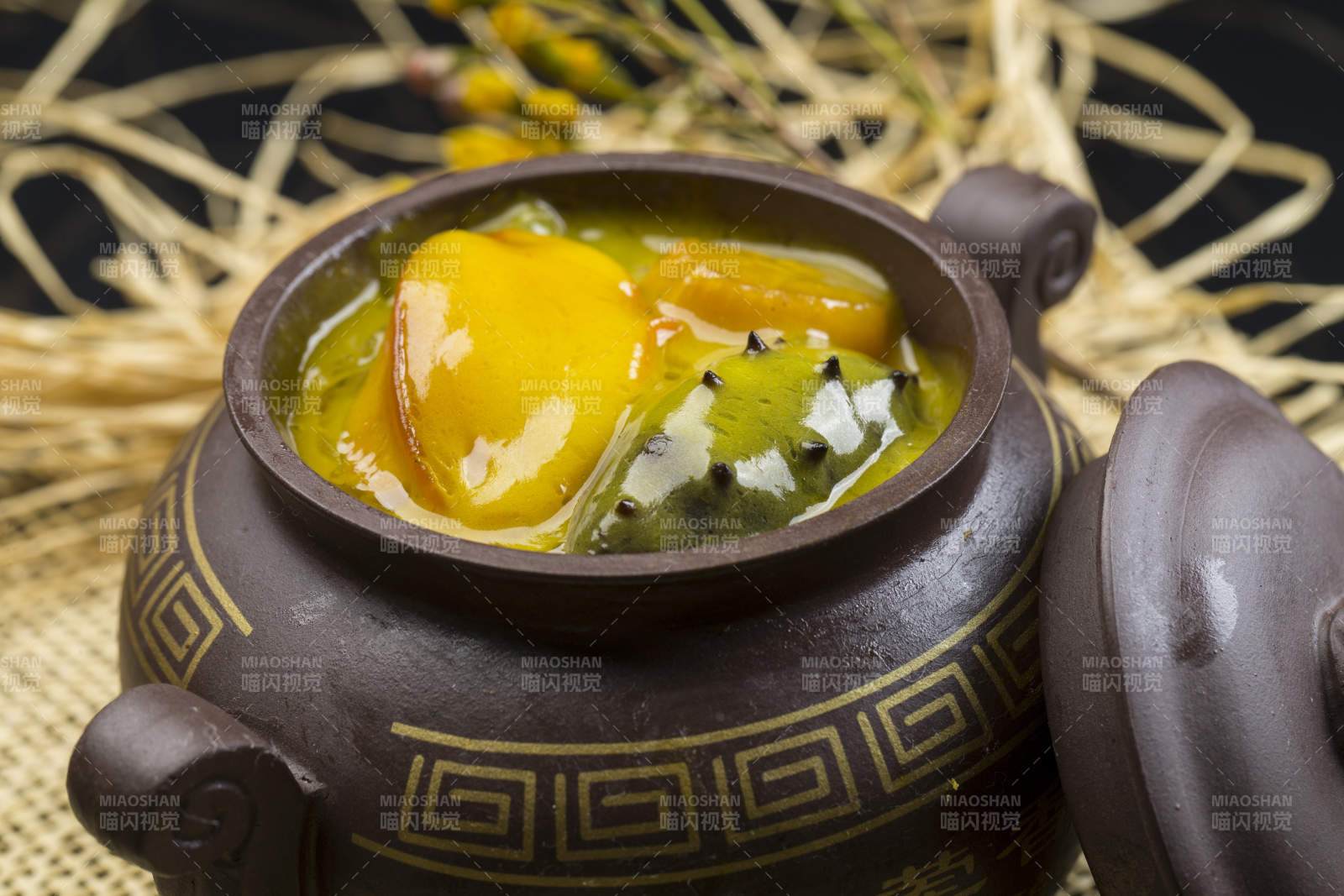 紫砂罐装的浓汤海底佛跳墙