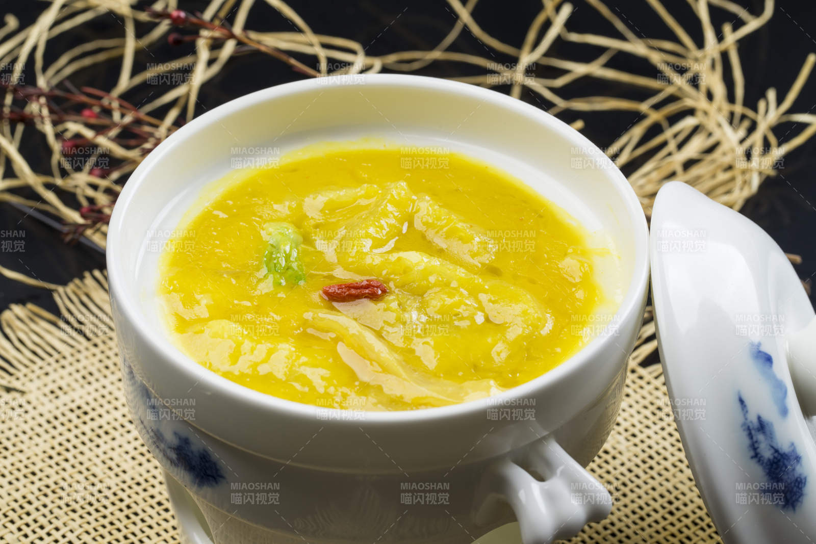 白色瓷湯盅裝的濃湯魚肚花膠