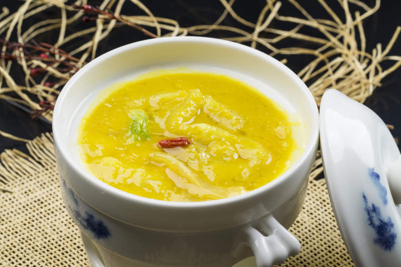 白色瓷汤盅装的浓汤鱼肚花胶