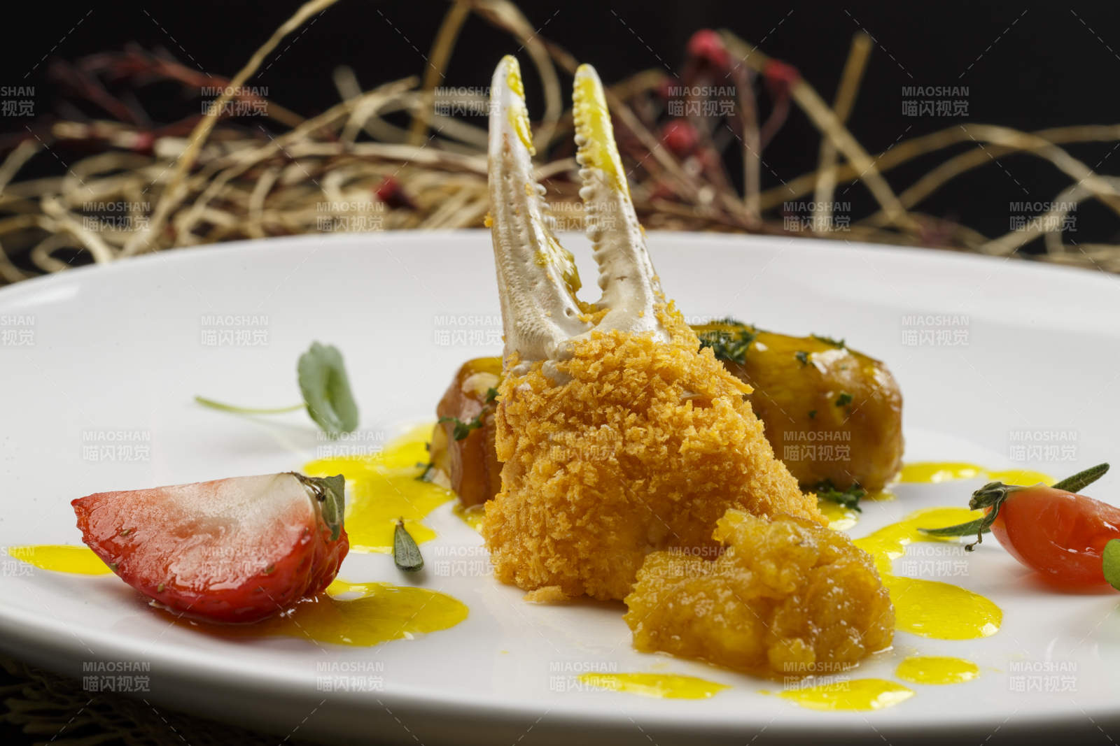 白色圆形瓷盘装的香炸深海蟹钳