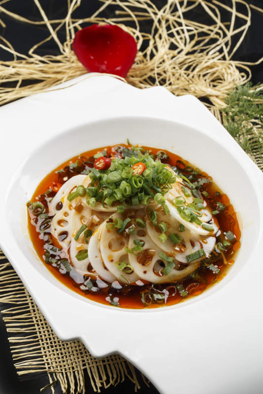 精美瓷餐具裝的酸辣涼拌藕片