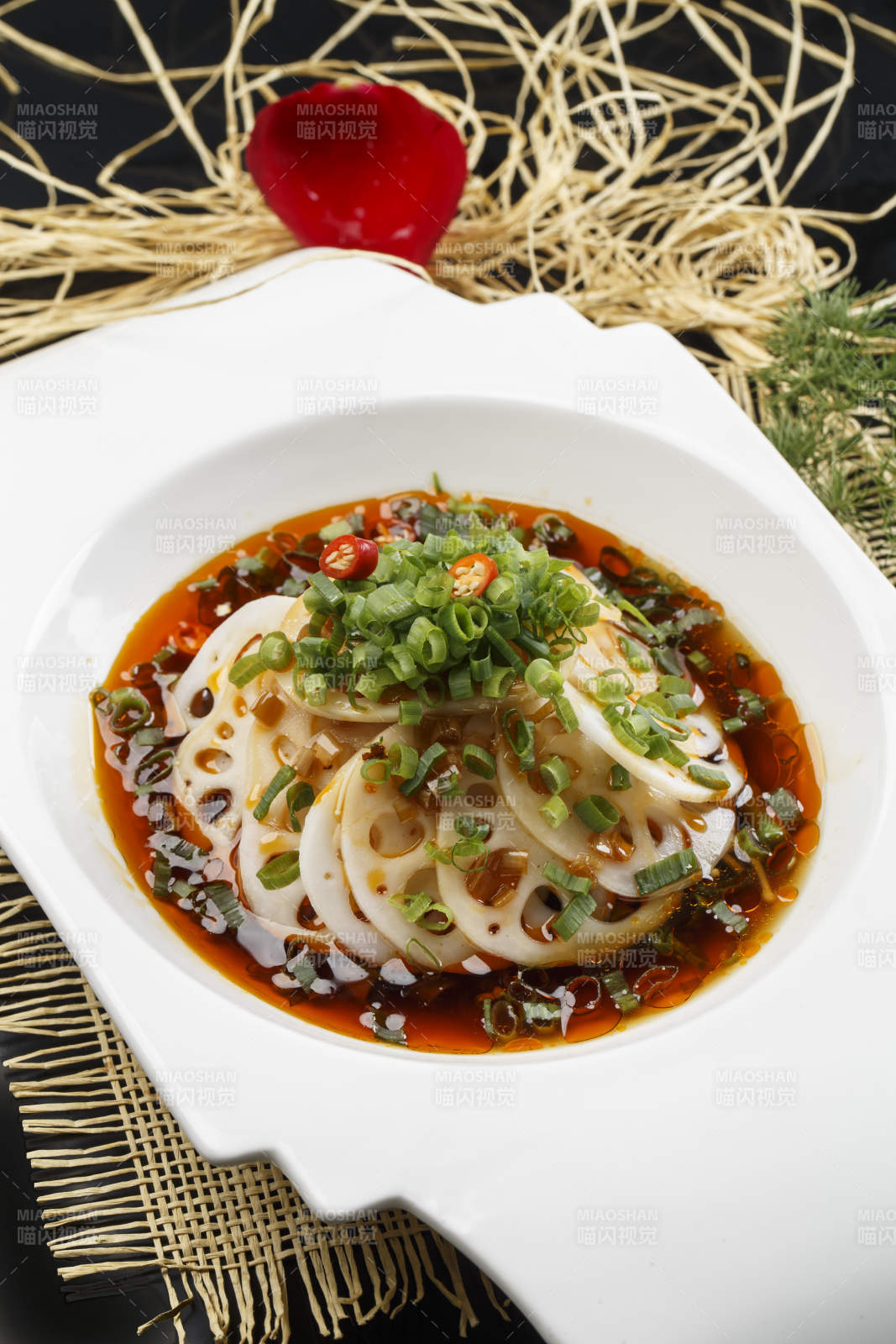 精美瓷餐具裝的酸辣涼拌藕片