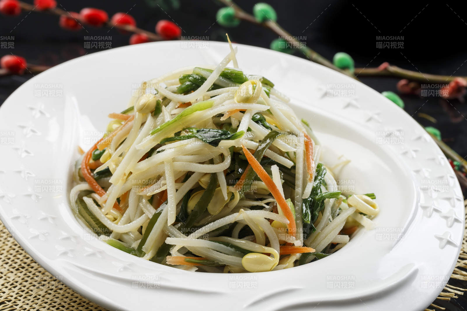 白色瓷盘装的菠菜胡萝卜丝拌豆芽