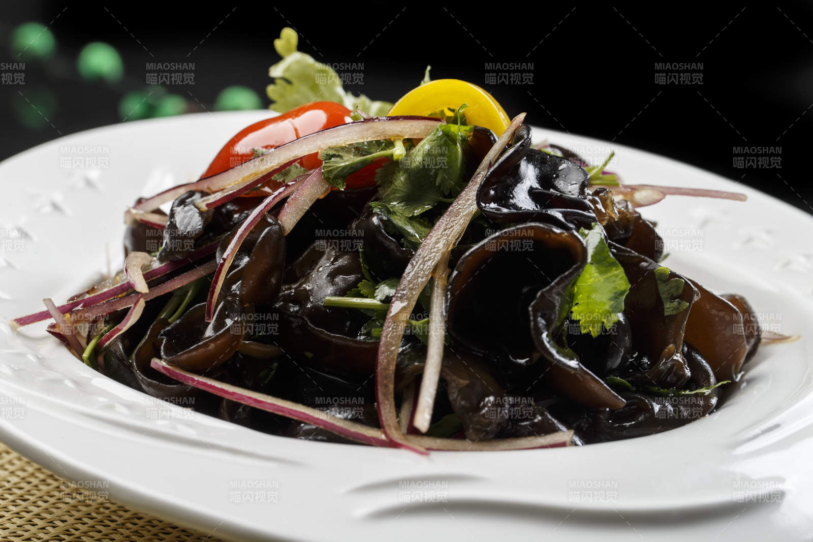 白色瓷盘装的浇汁洋葱彩椒黑木耳