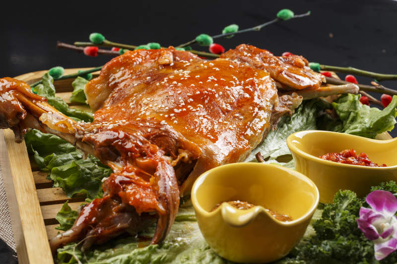 木质托盘装的蒙餐碳烤羊腿