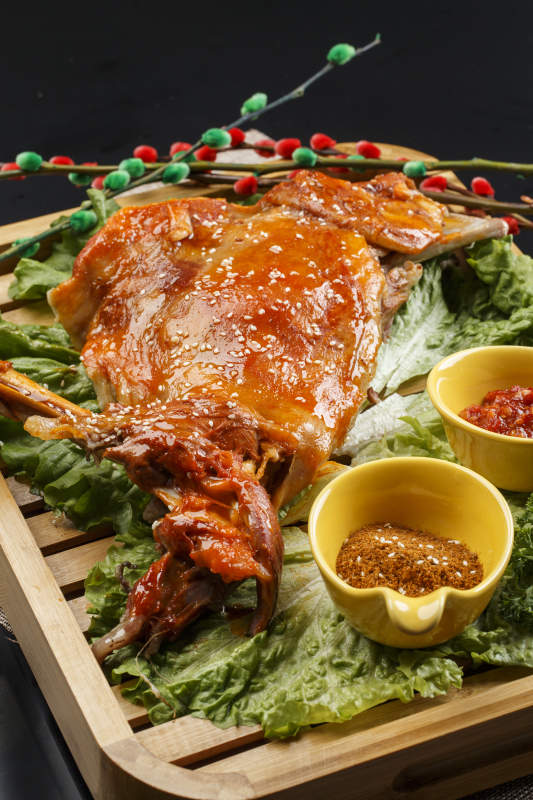 木质托盘装的蒙餐碳烤羊腿