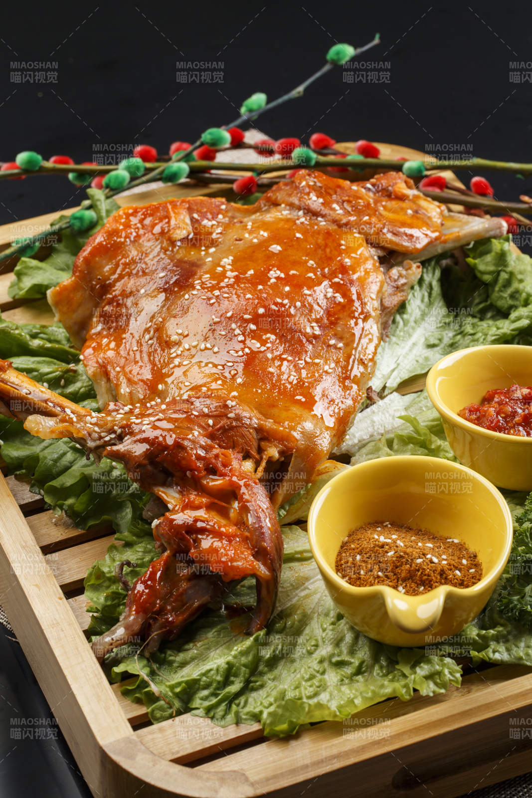 木质托盘装的蒙餐碳烤羊腿