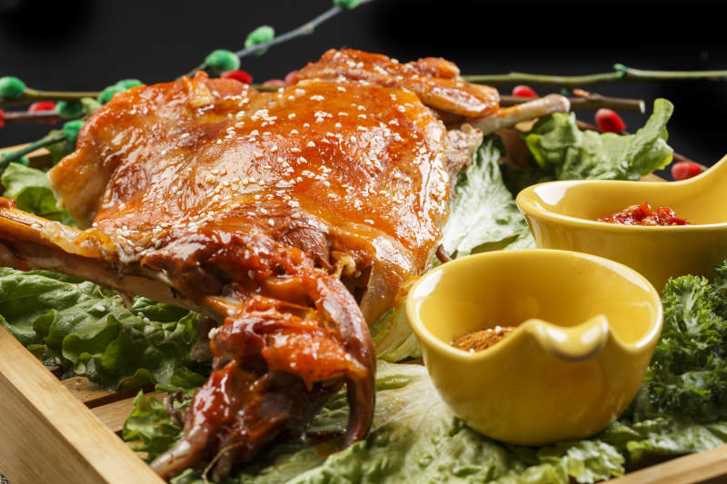 木质托盘装的蒙餐碳烤羊腿