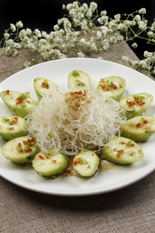 白色瓷盘装的蒜蓉粉丝蒸蒸青瓜