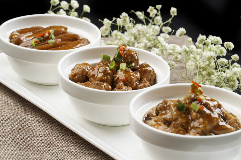 白色瓷餐具装的农家三碗香