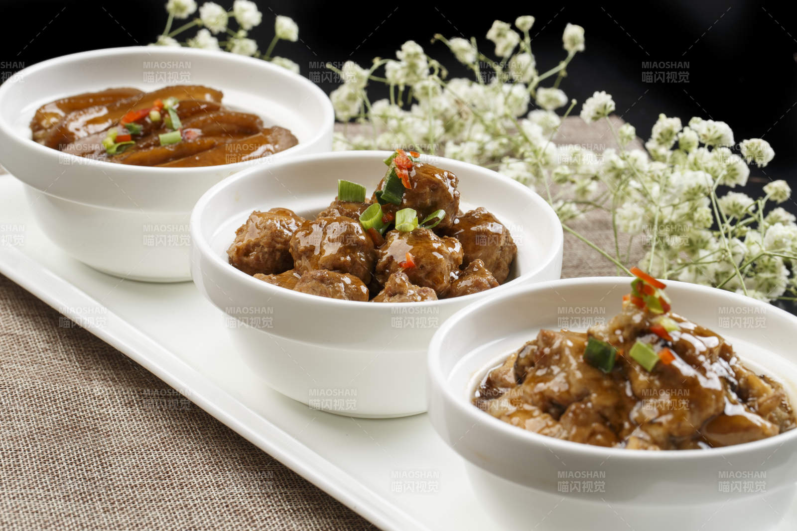 白色瓷餐具装的农家三碗香