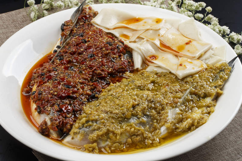 白色瓷盘装的双椒蒸鱼头盖面