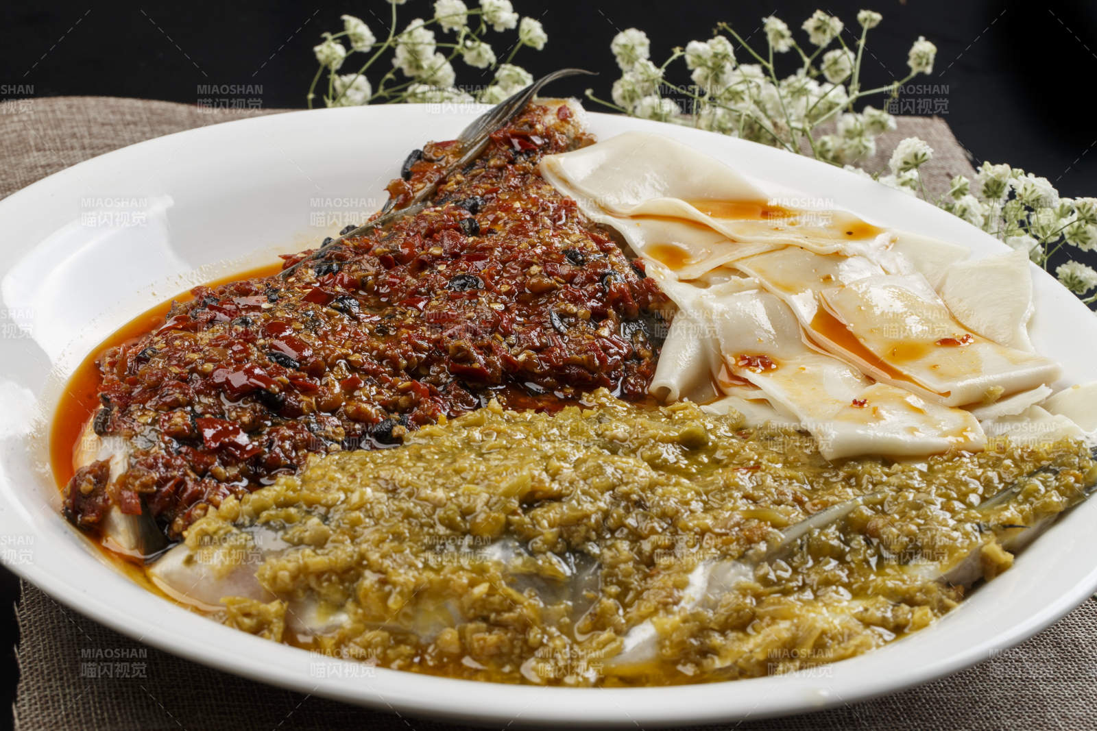 白色瓷盘装的双椒蒸鱼头盖面