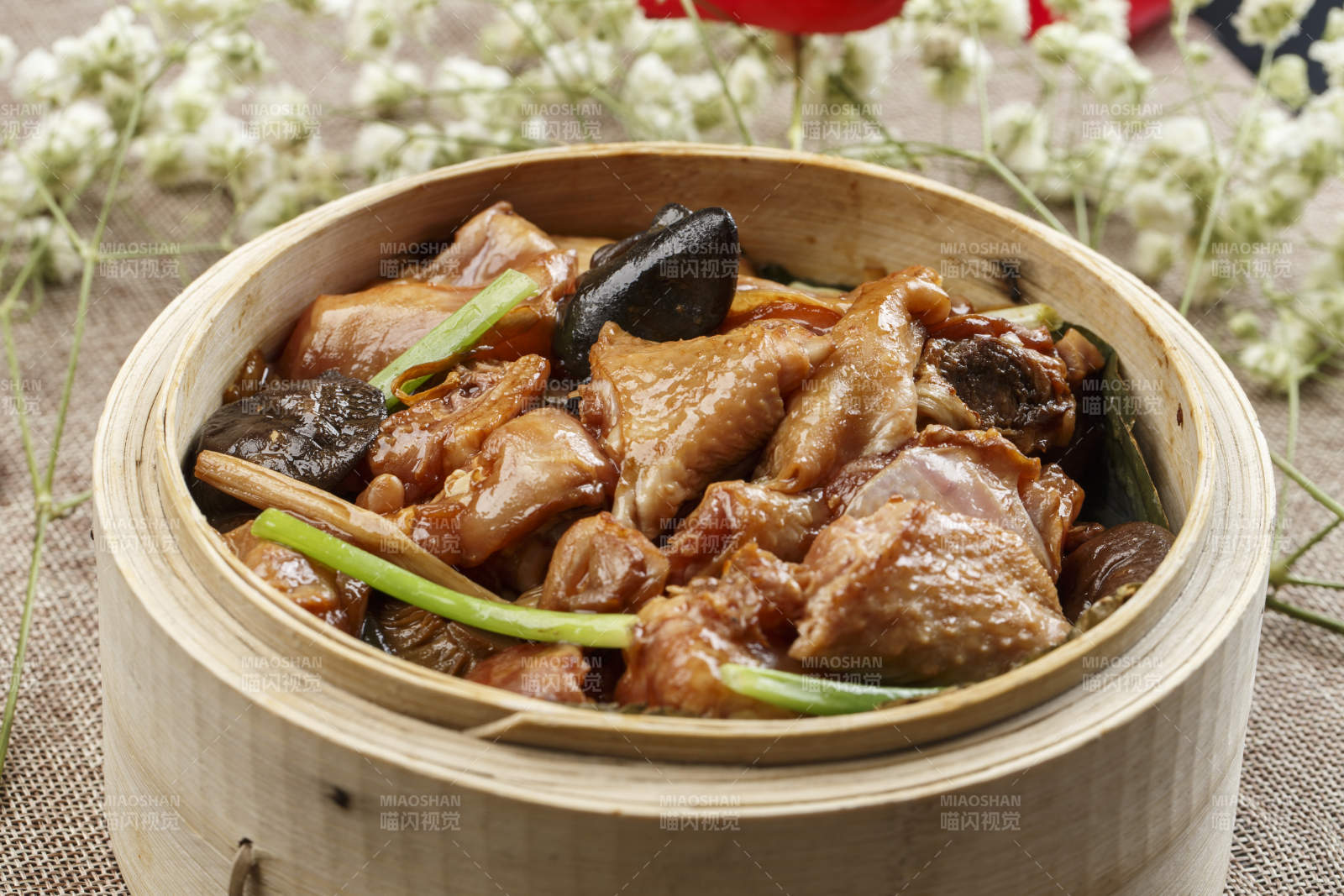 竹籠屜裝的香蒸花菇童子雞塊
