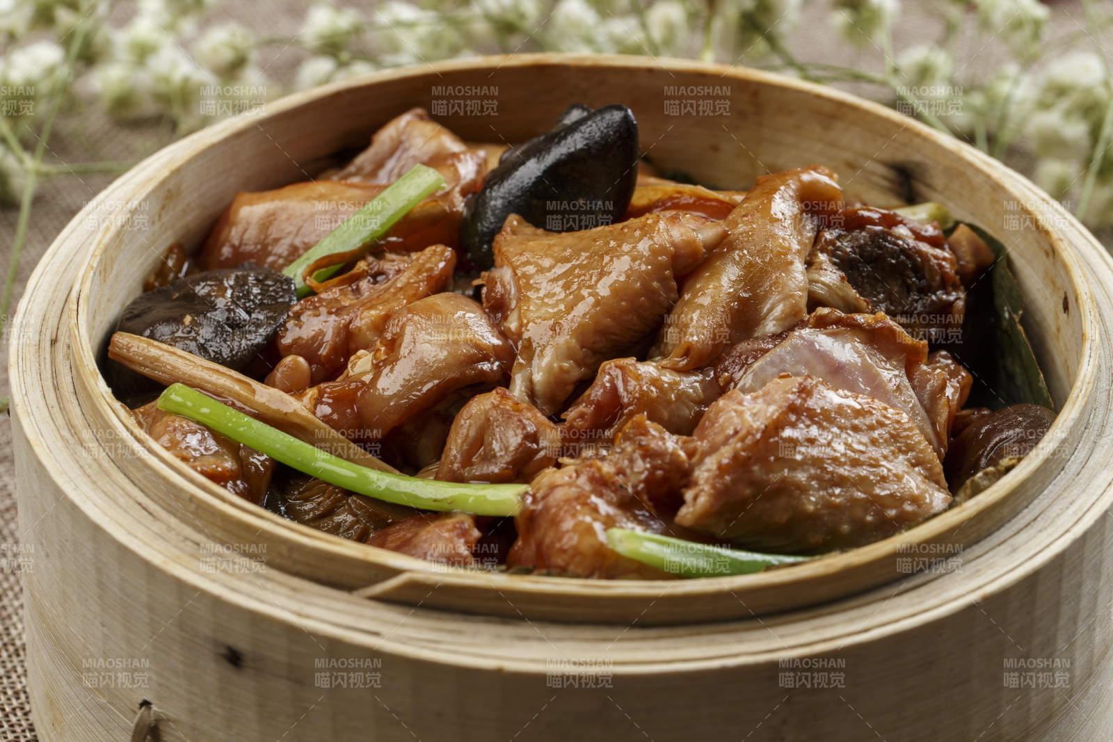 竹籠屜裝的香蒸花菇童子雞塊