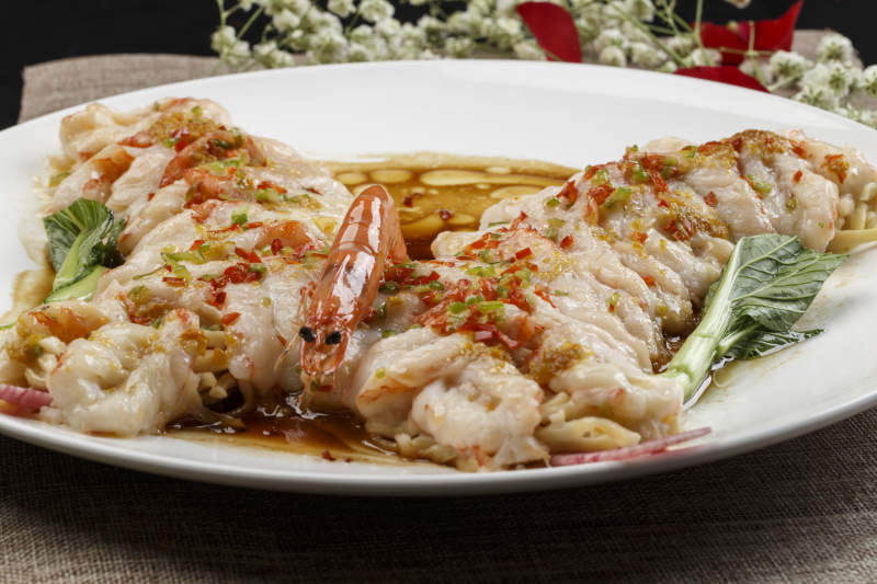 白色瓷盤裝的澆汁蒜蓉蝴蝶蝦