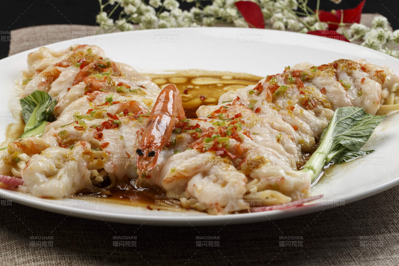 白色瓷盤裝的澆汁蒜蓉蝴蝶蝦