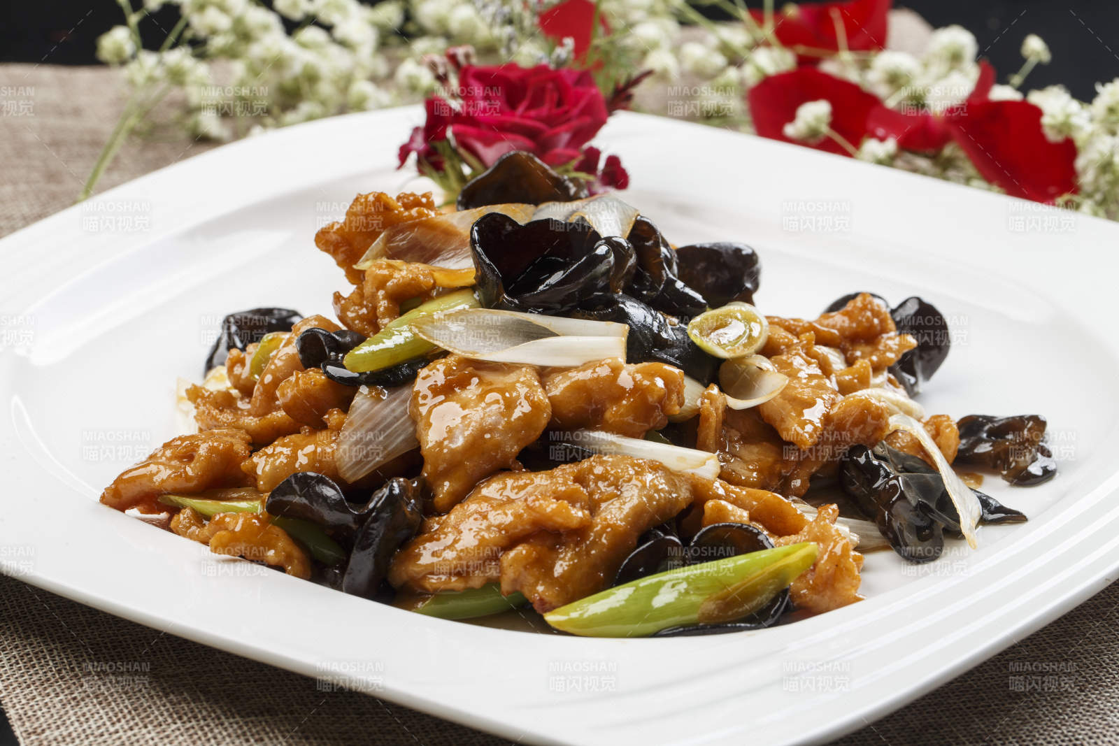 白色瓷盤裝的蔥香木耳熘里脊