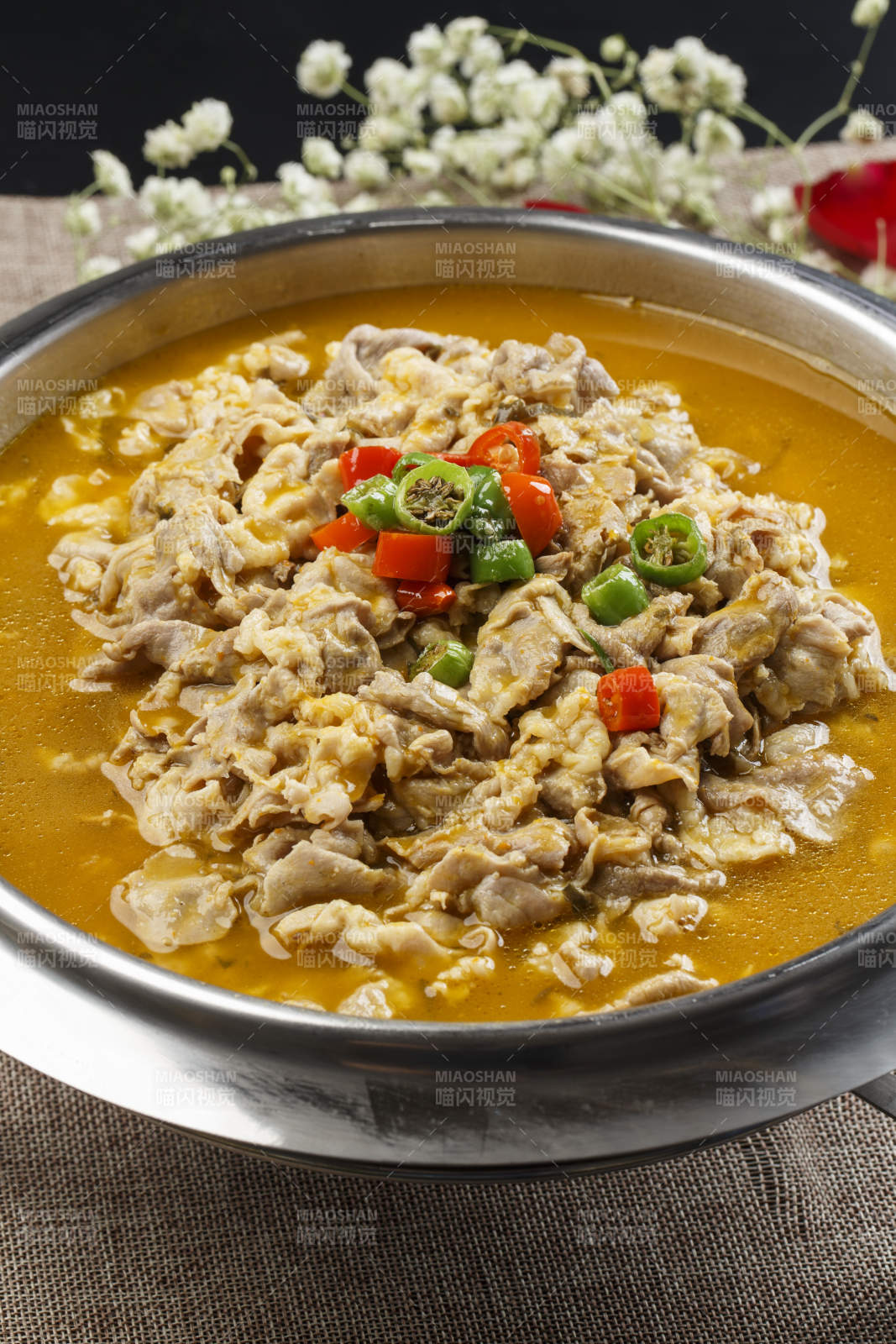 不锈钢餐具装的酸汤羊肉