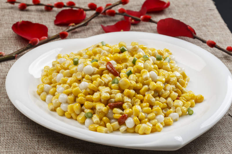 白色瓷盘装的松仁玉米