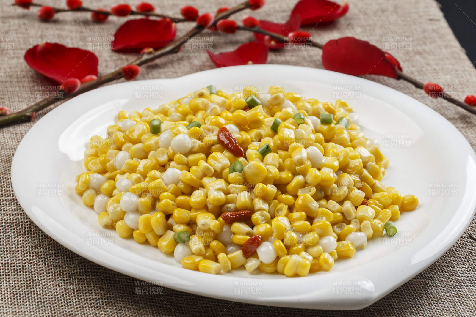 白色瓷盤裝的松仁玉米