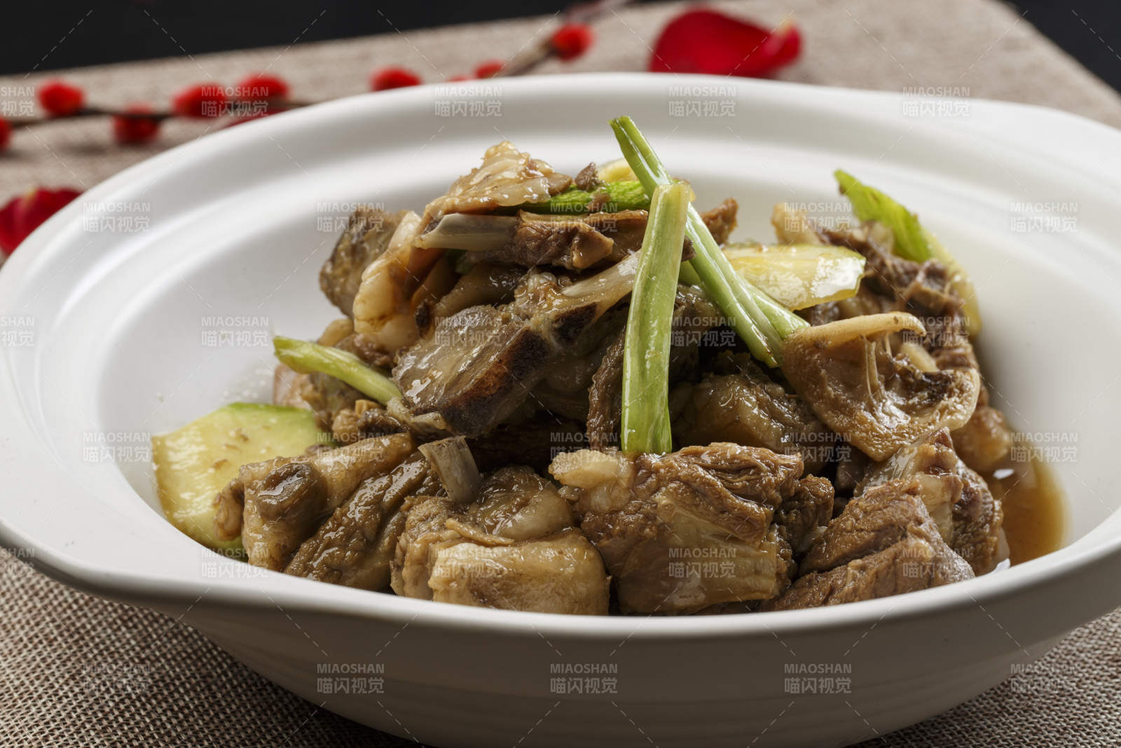 白色砂鍋裝的青蘿卜燉羊排-攝影圖