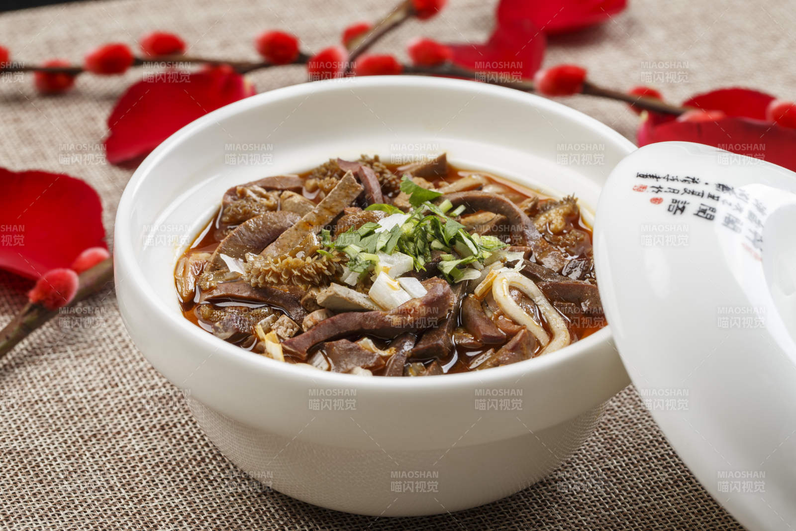 白色瓷碗裝的香辣羊雜土豆粉