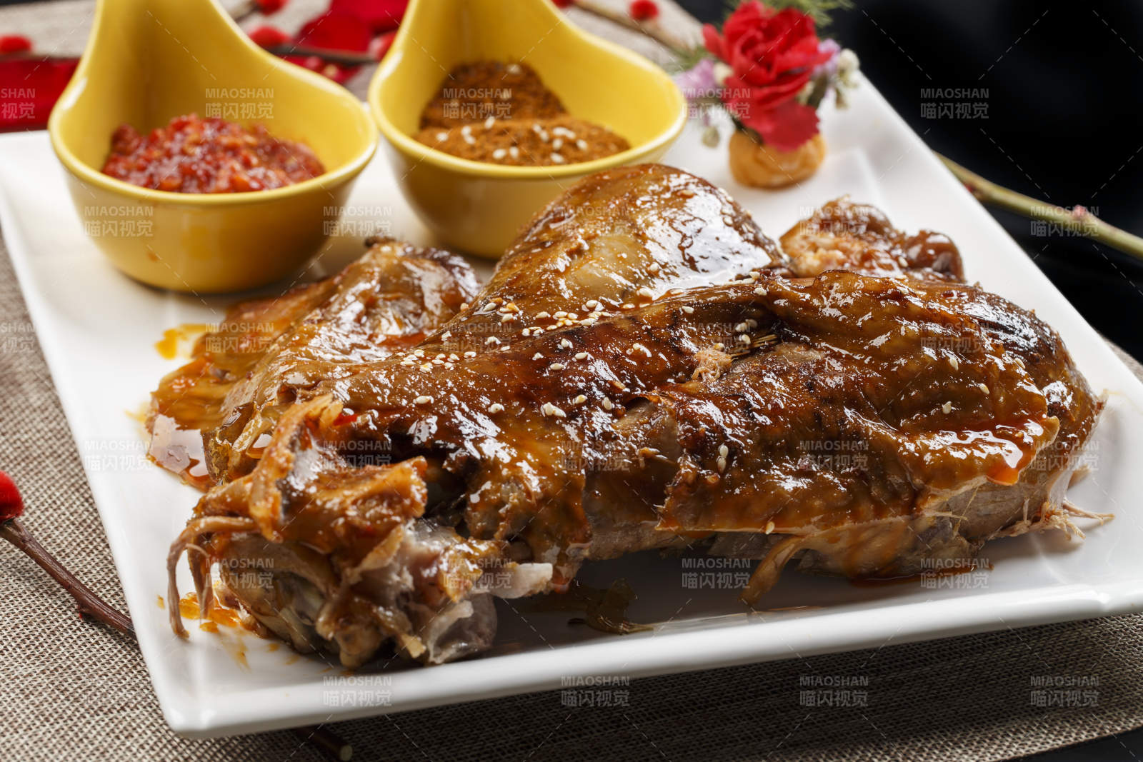 白色瓷盤裝的特色蒙餐炭烤羊脊骨