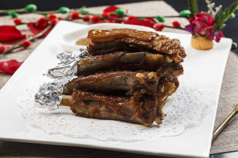 白色瓷盘装的香炸卤味小排