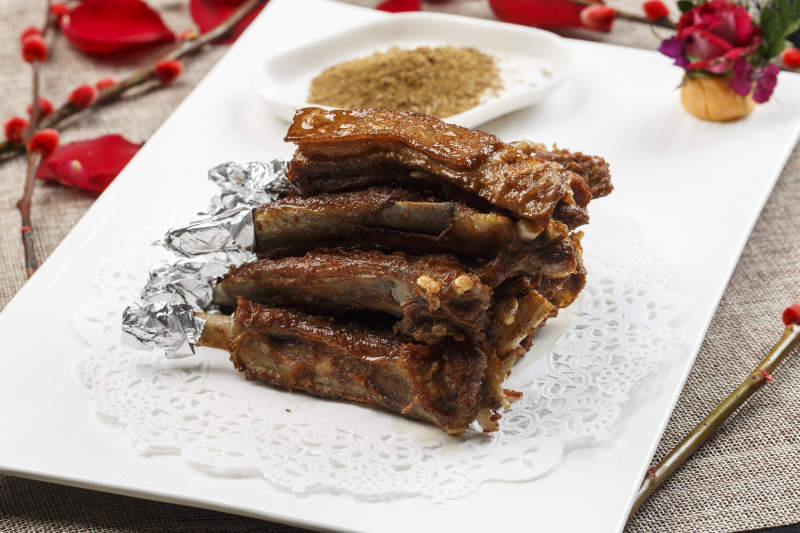 白色瓷盘装的香炸卤味小排