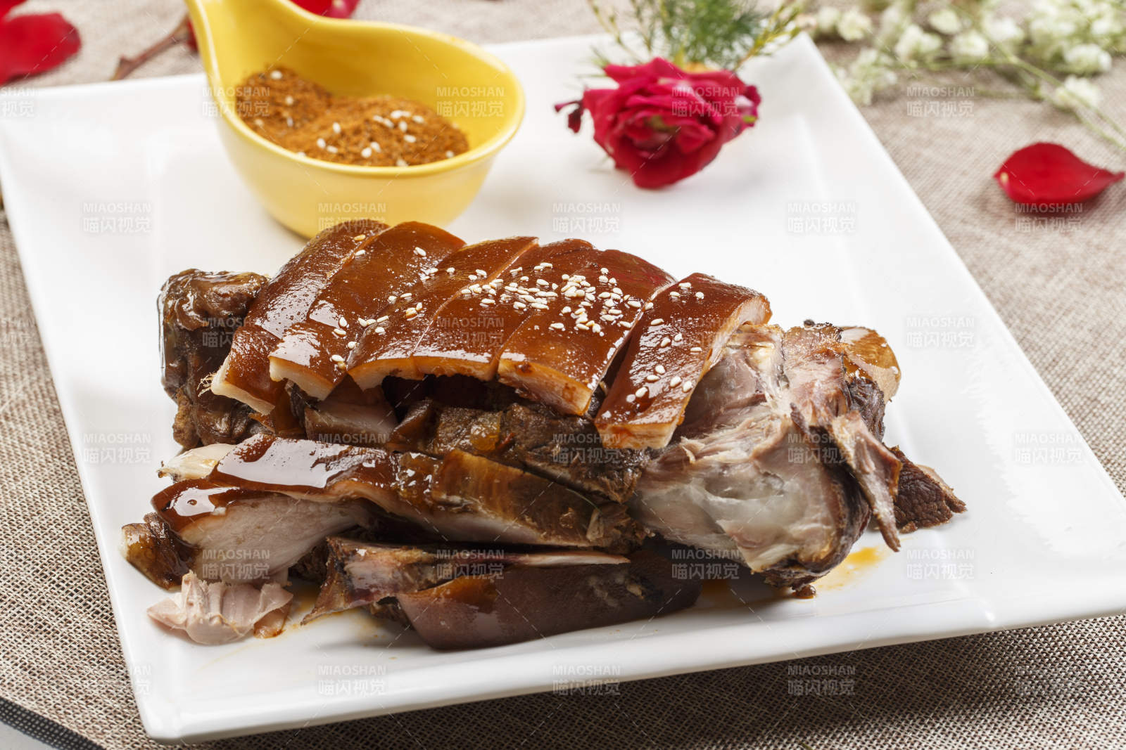 白色瓷盘装的脆皮烤猪肘