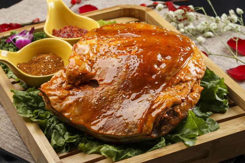 木质托盘装的酱香炭烤羊背