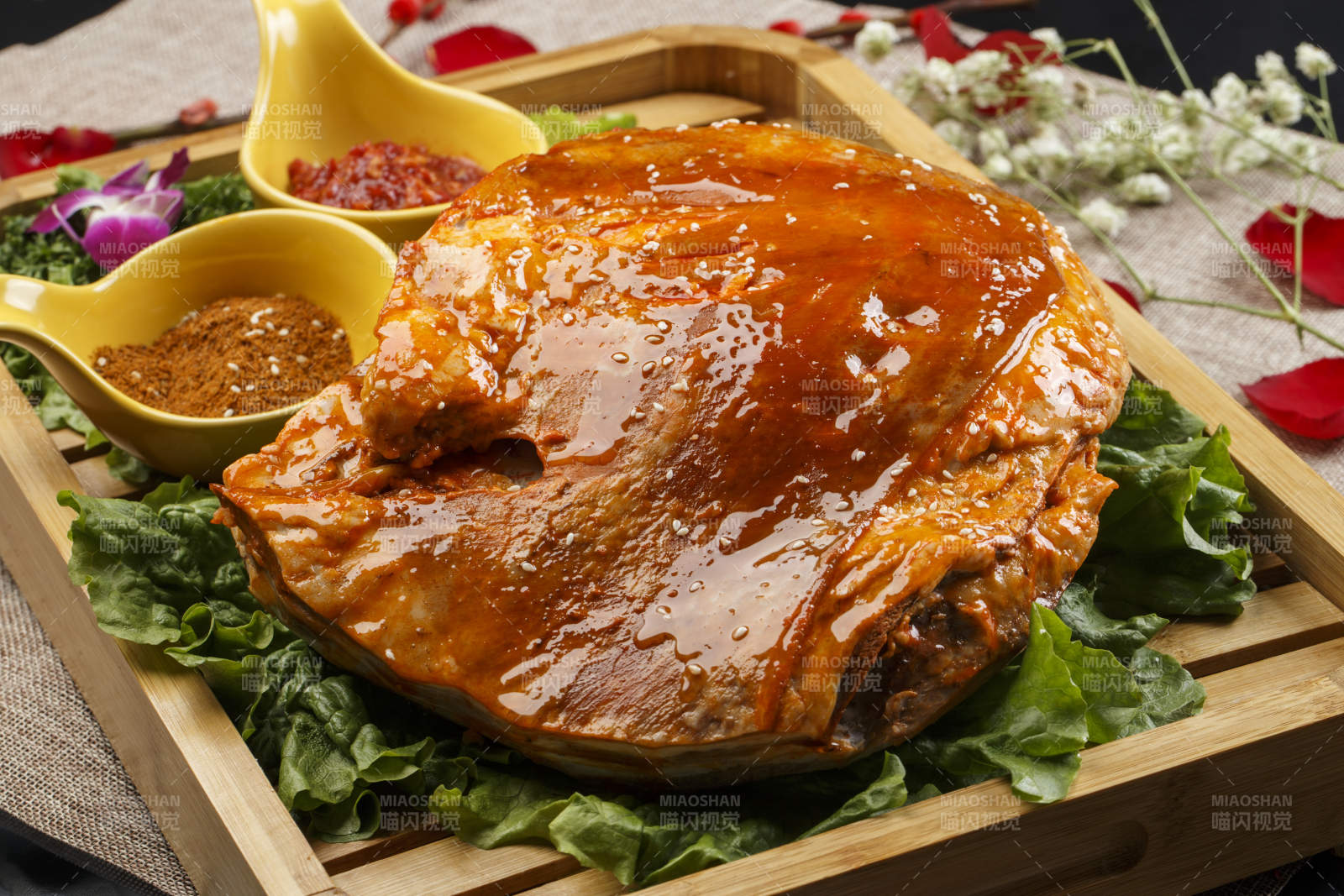 木质托盘装的酱香炭烤羊背