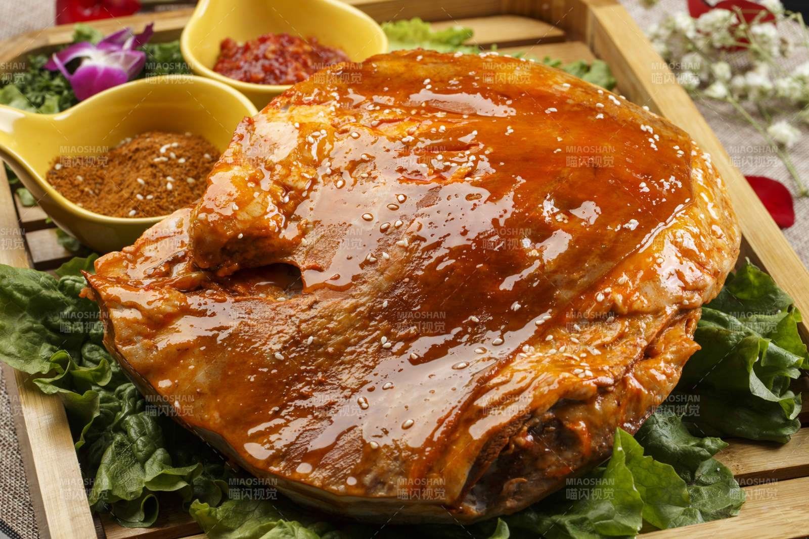 木質托盤裝的醬香炭烤羊背