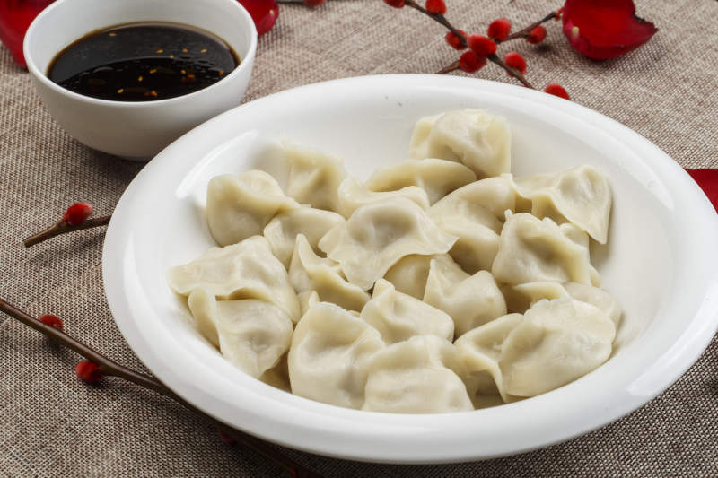 白色瓷盘装的手工猪肉水饺-摄影图