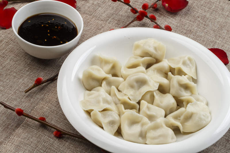 白色瓷盘装的手工猪肉水饺-摄影图