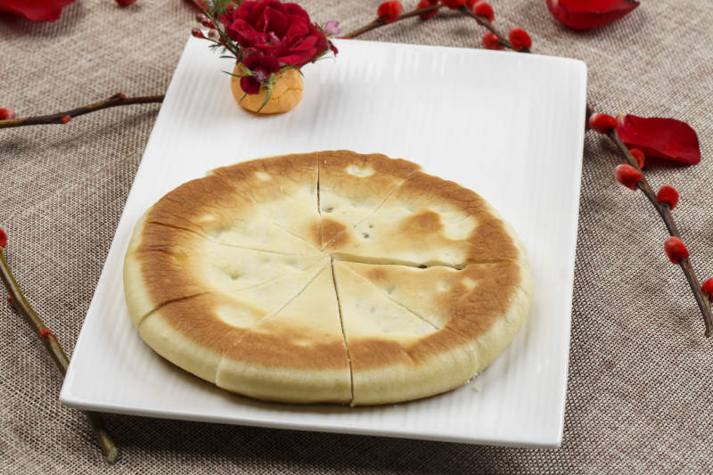 白色瓷盘装的发面果烤饼