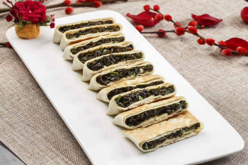 白色瓷盘装的鸡蛋野菜馅馅饼