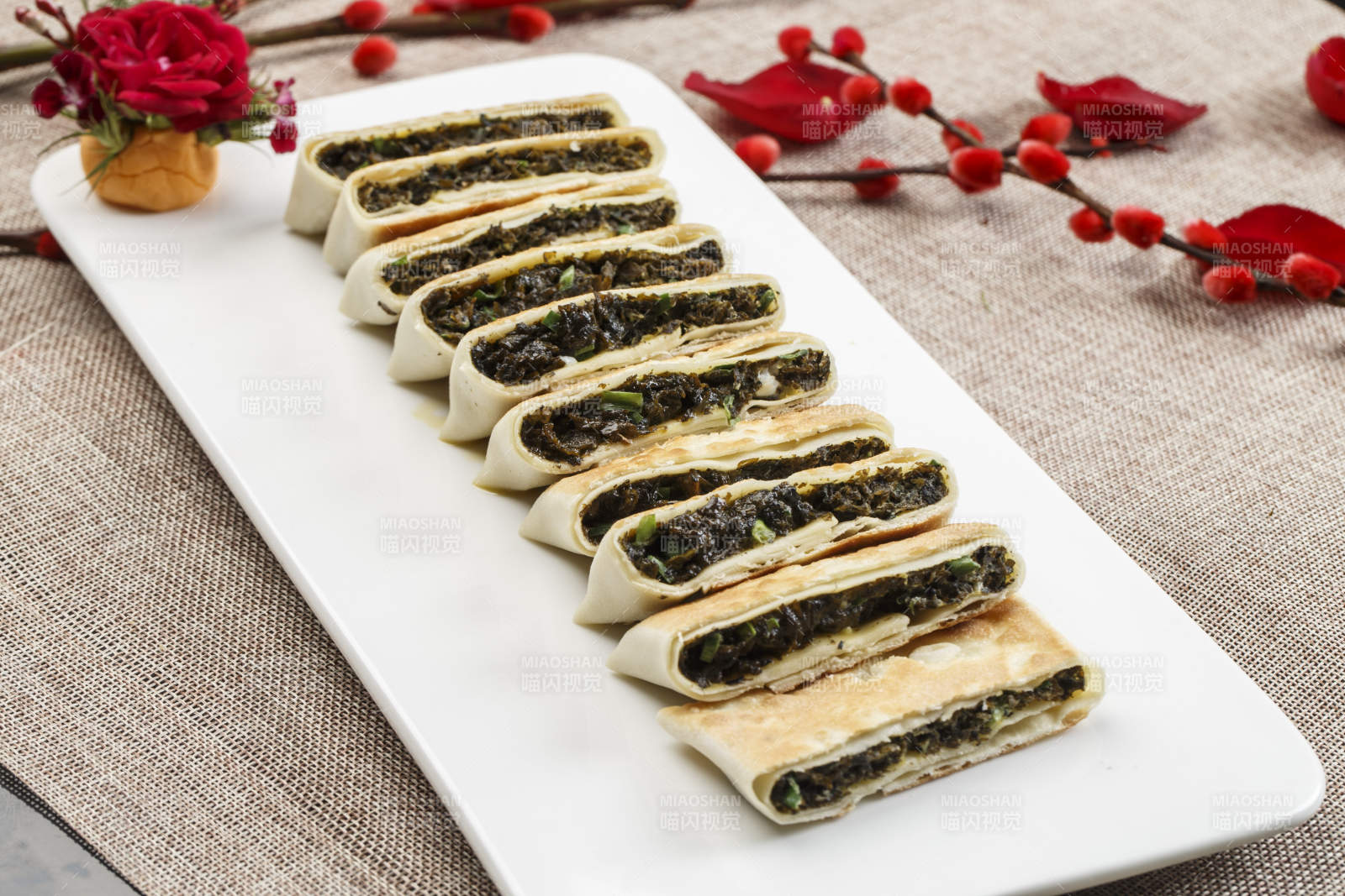 白色瓷盘装的鸡蛋野菜馅馅饼