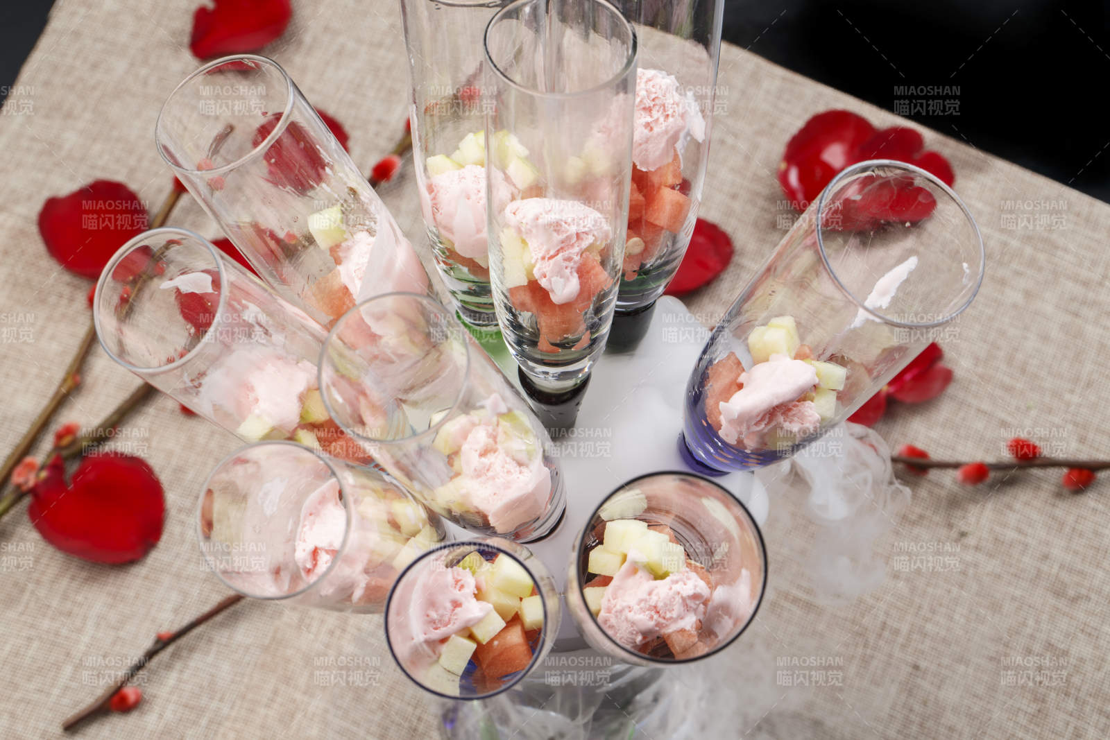 精美餐具装的干冰冰激凌玫瑰花