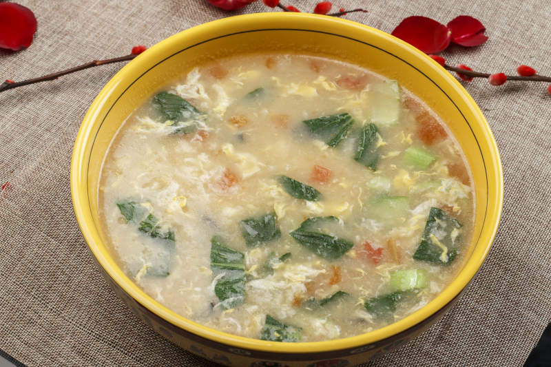 黄色瓷盆装的大众美食疙瘩汤