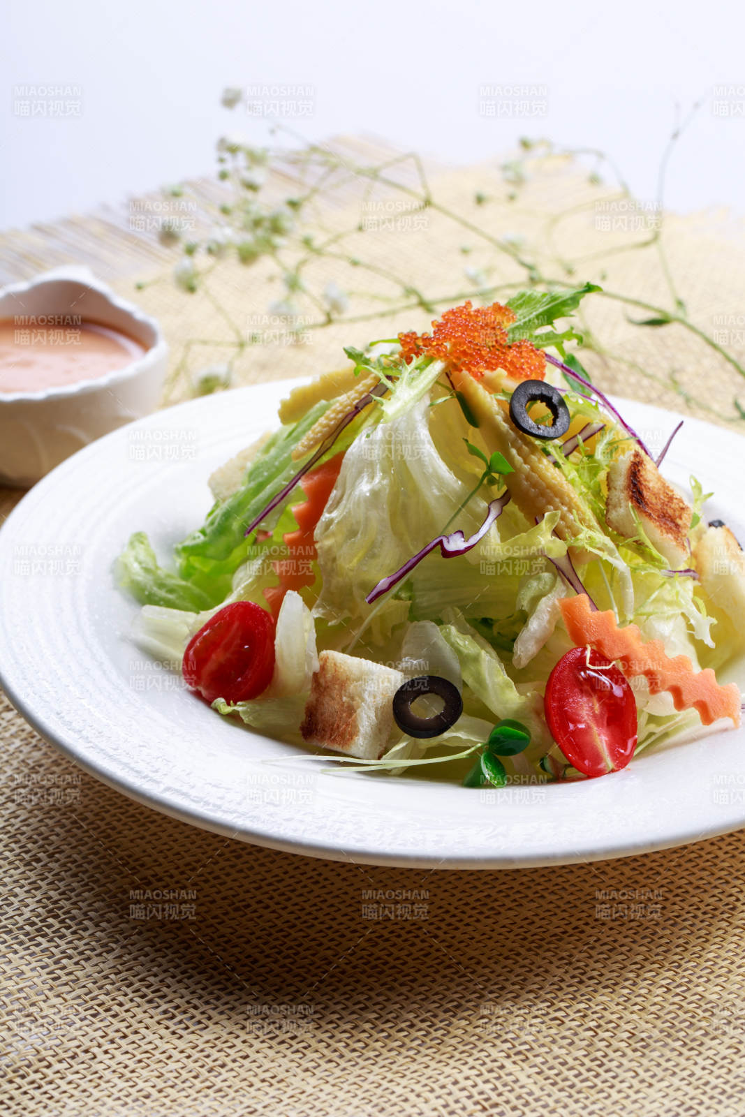 白色瓷盘装的田园时蔬拌菜沙拉