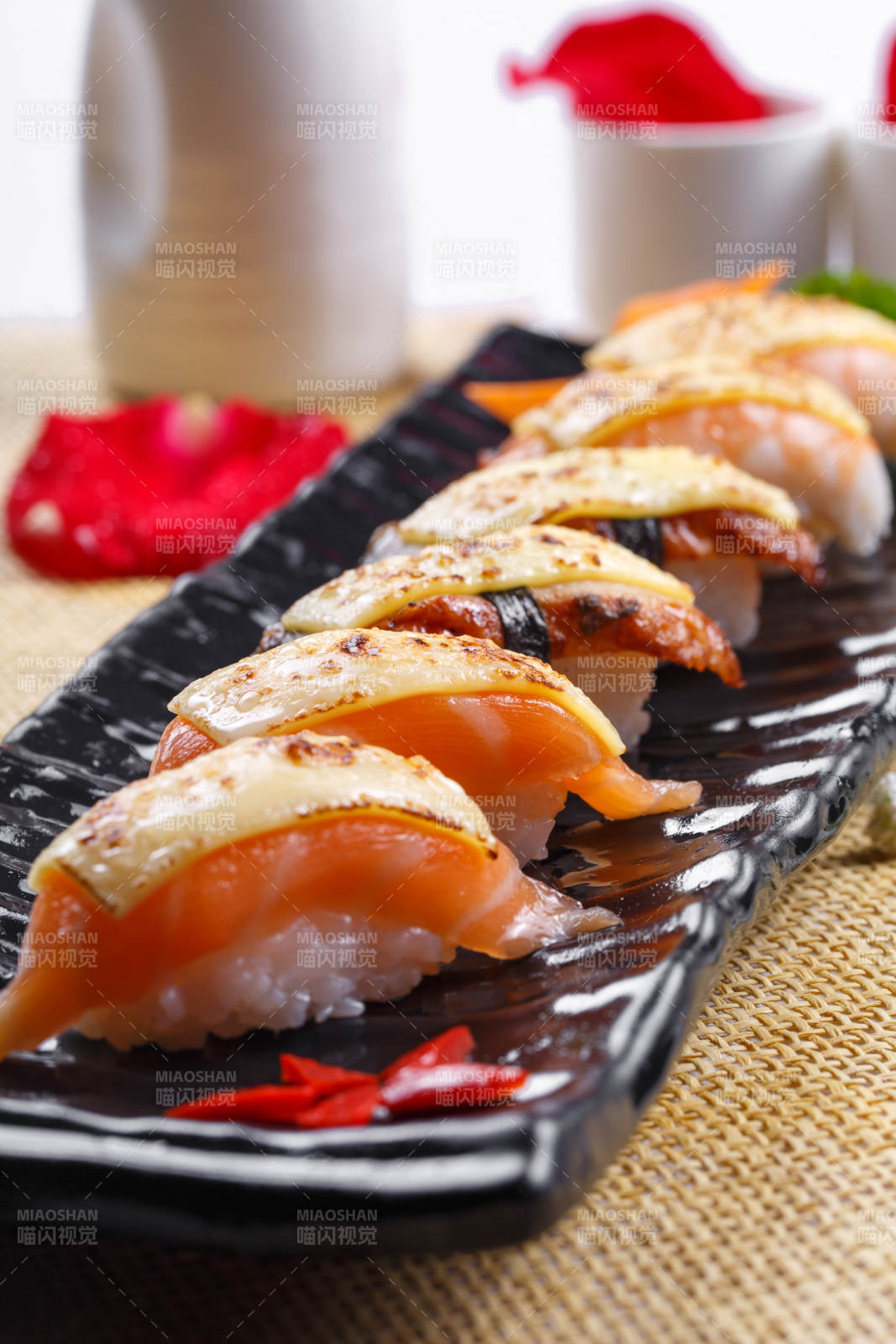 芝士焗三文鱼手握寿司摆放在草垫上