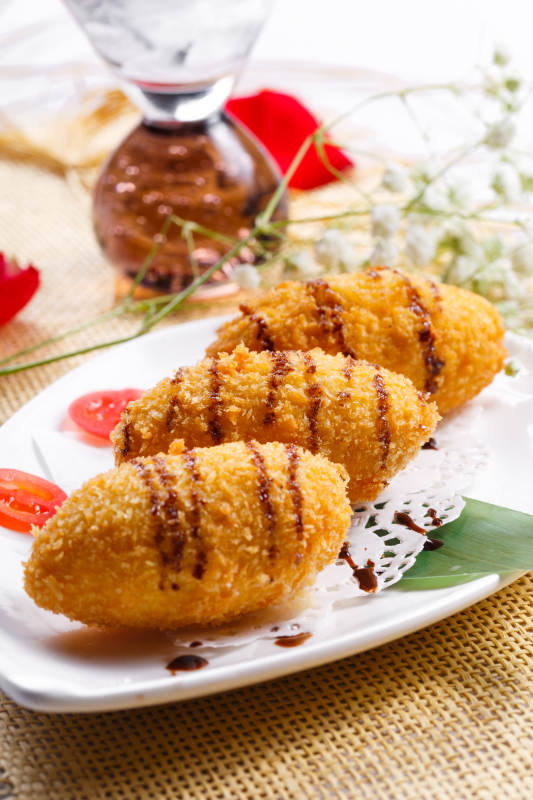 白色瓷盘装的的香炸黄金鸡肉球