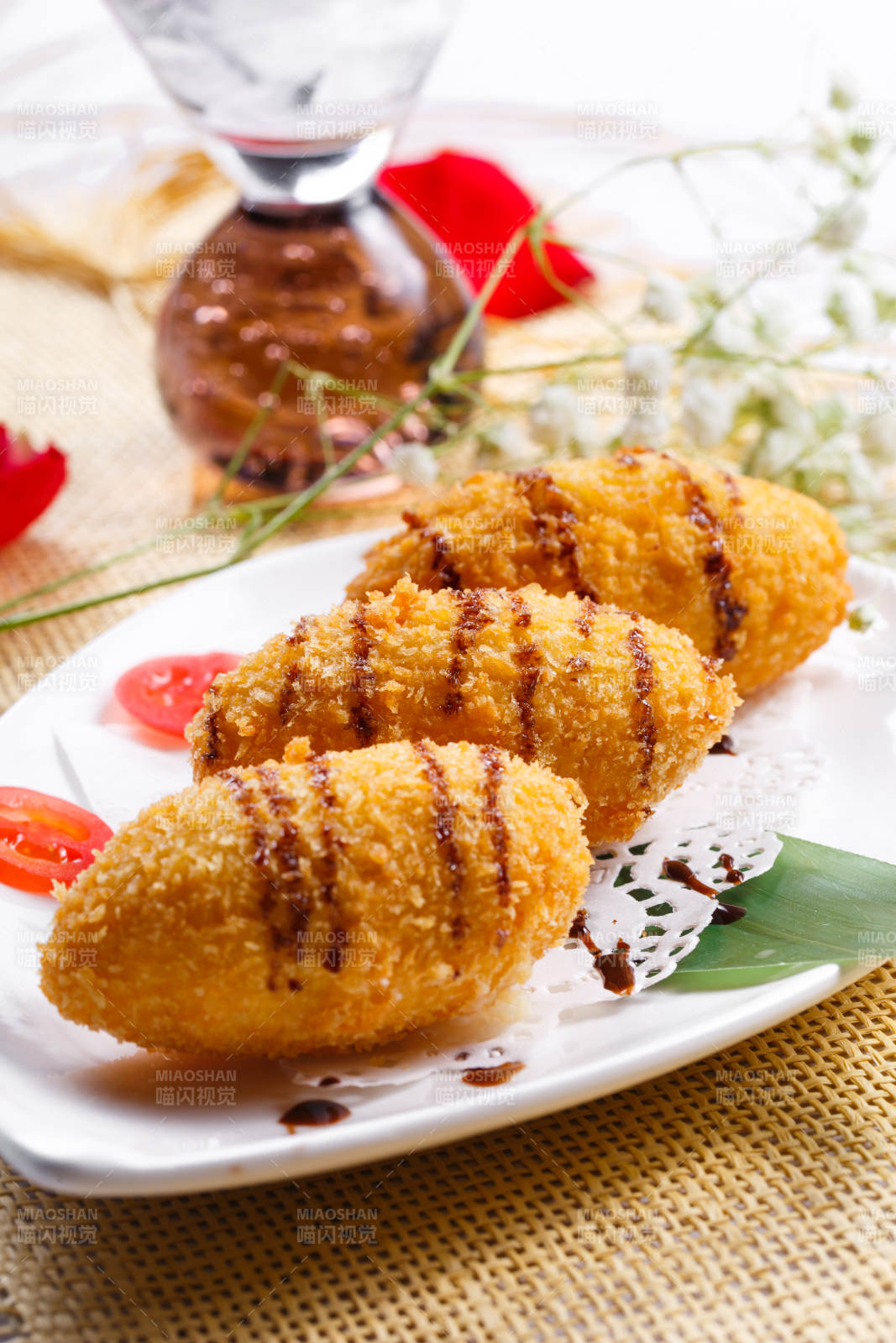 白色瓷盘装的的香炸黄金鸡肉球