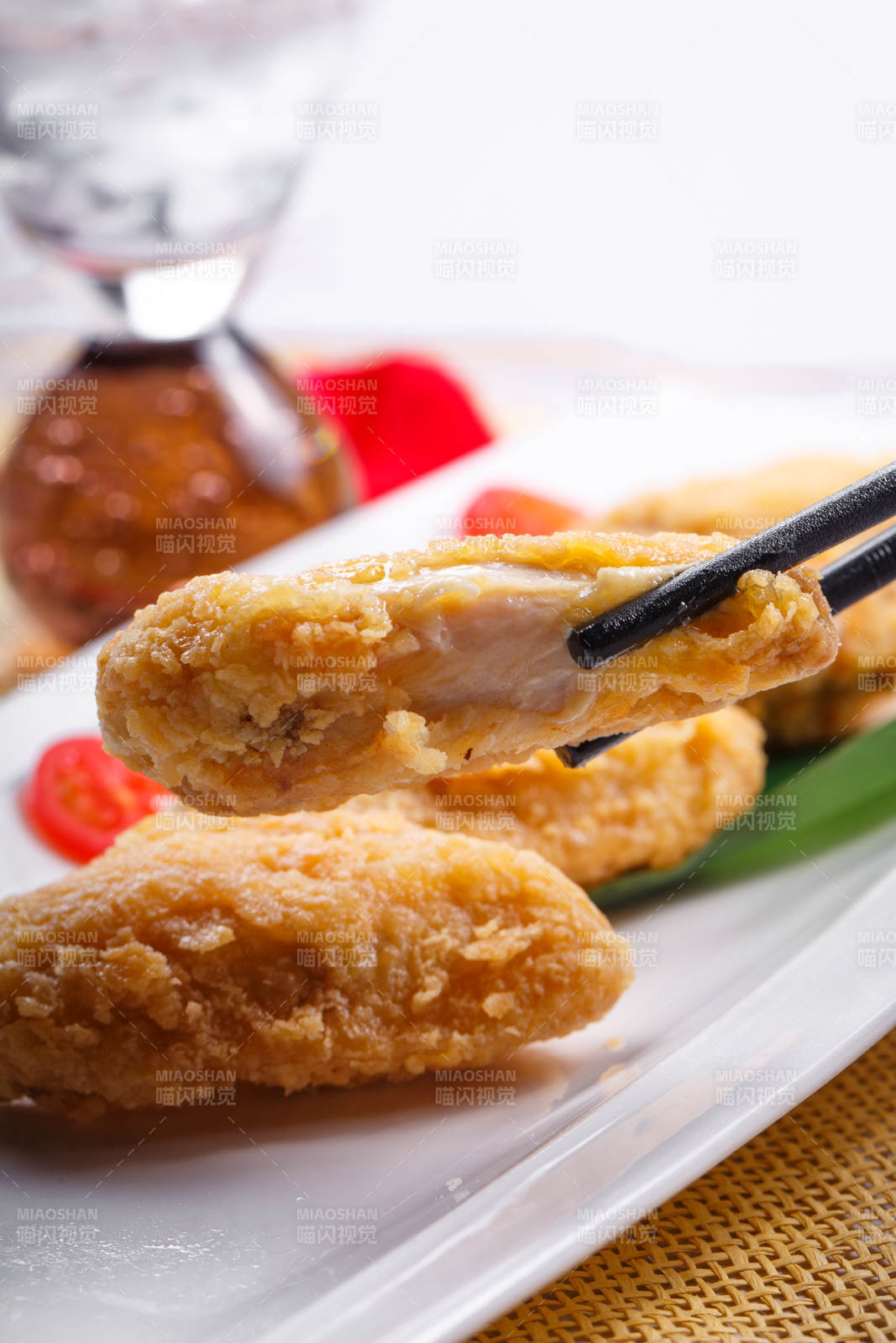 白色瓷盘装的香炸鸡翅中