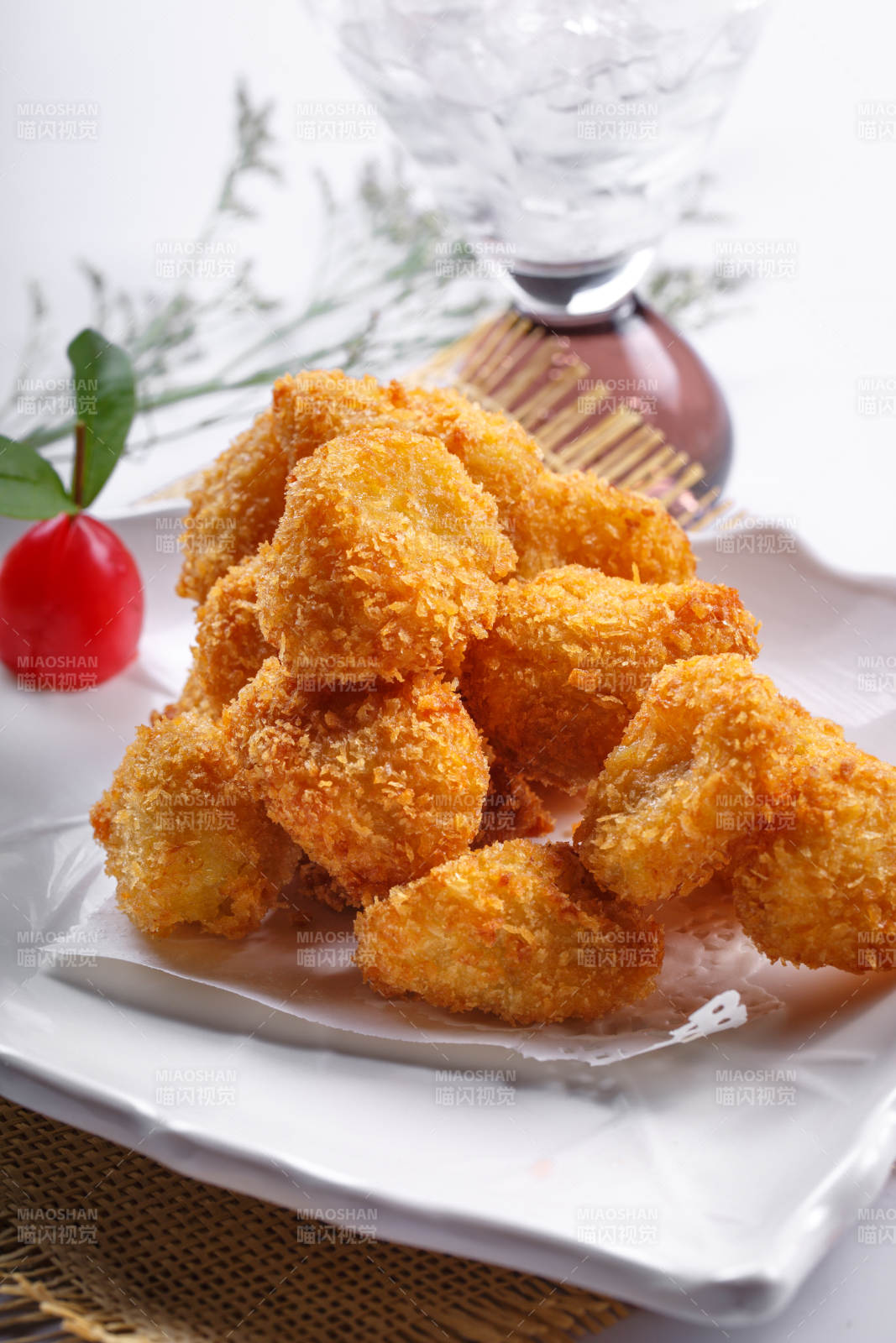 白色瓷盘装的香炸鸡块