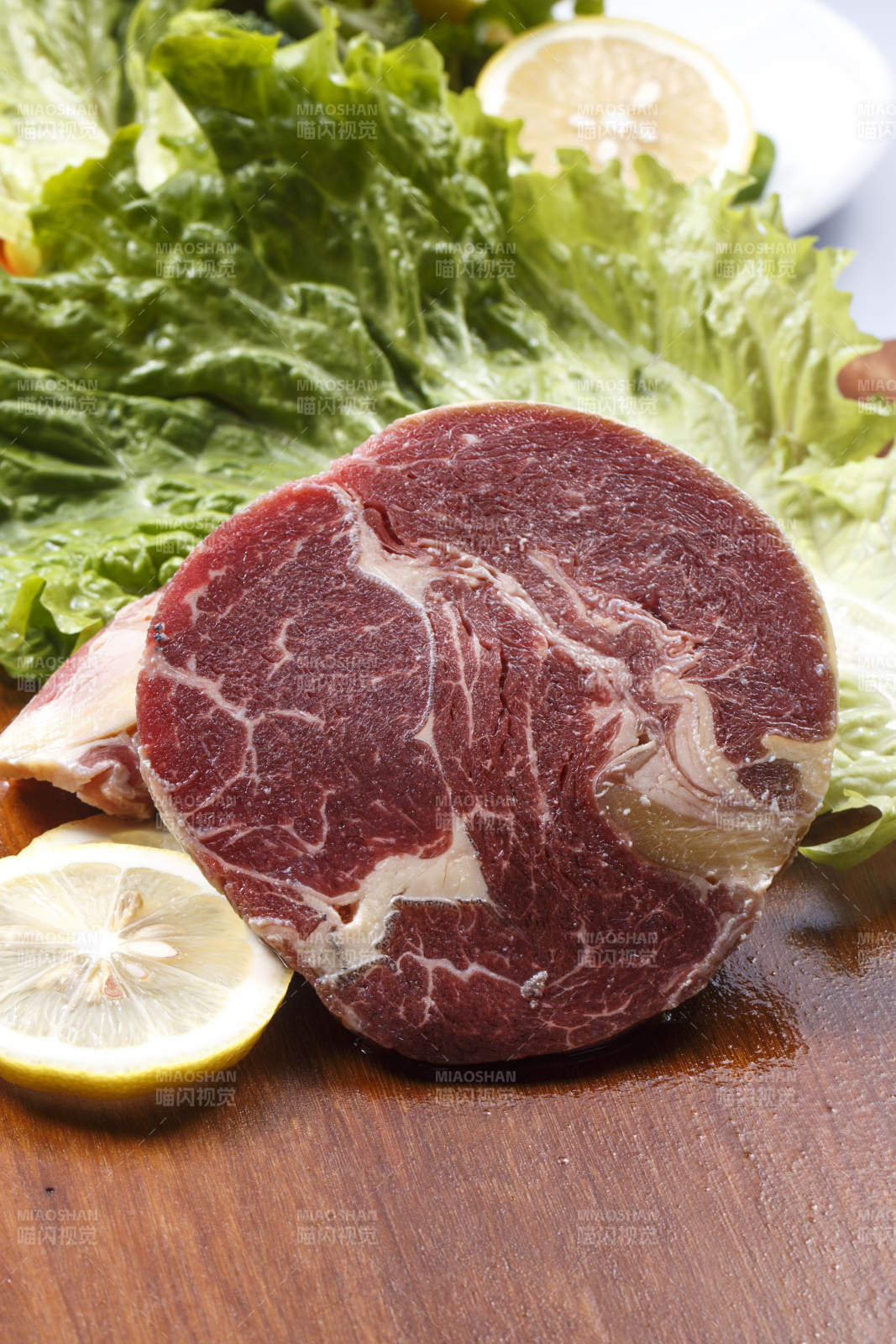 澳洲牛眼肉摆放在木质砧板上