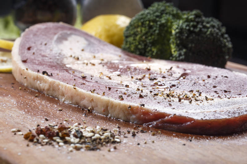 木质砧板上的安格斯牛前胸肉